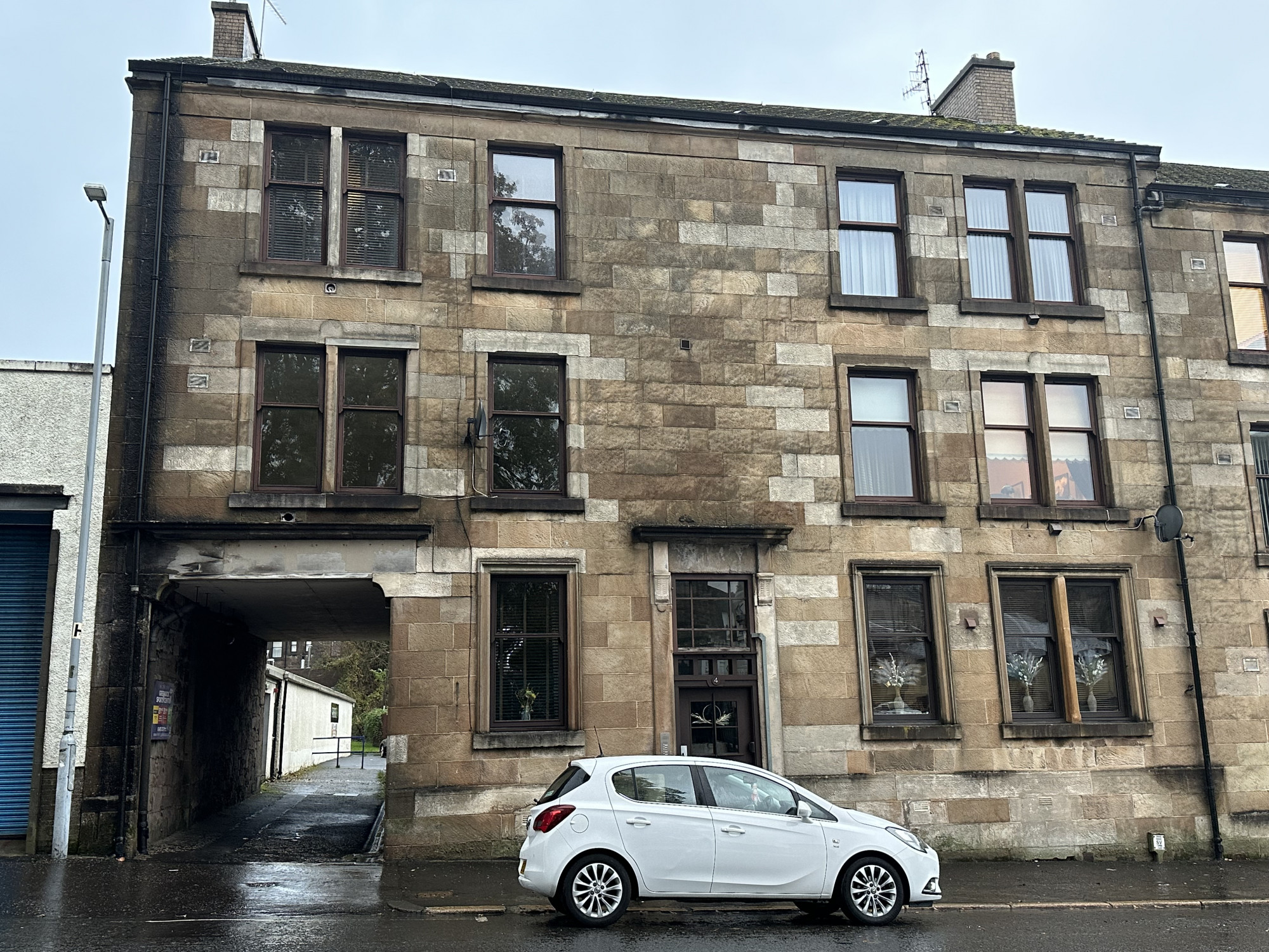 3 bedroom 1st floor tenement flat without lift in Greenock West